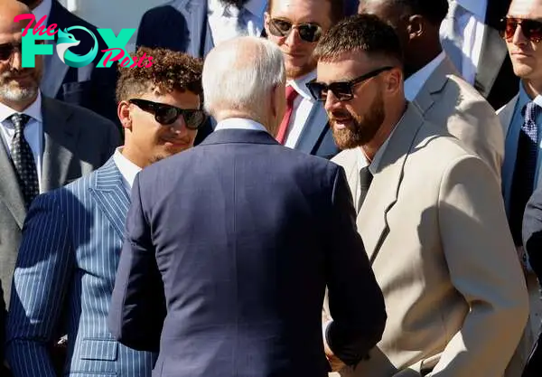 Kansas City Chiefs' Patrick Mahomes and Travis Kelce talk with U.S. President Joe Biden as he welcomes Kansas City Chiefs to the White House to celebrate their championship season and victory in Super Bowl LVIII, in Washington, U.S., May 31, 2024. REUTERS/Evelyn Hockstein