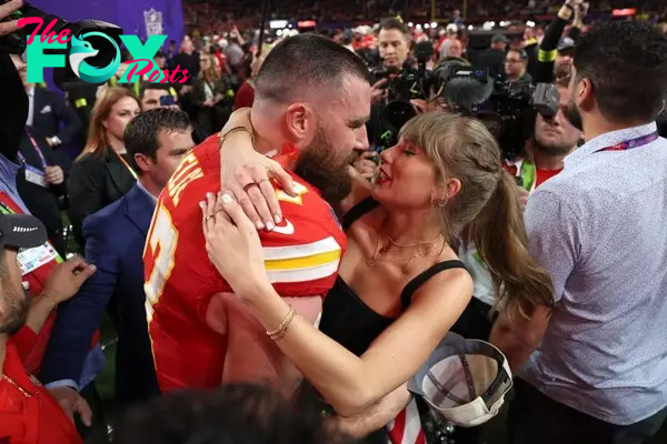 Travis Kelce and Taylor Swift PDA