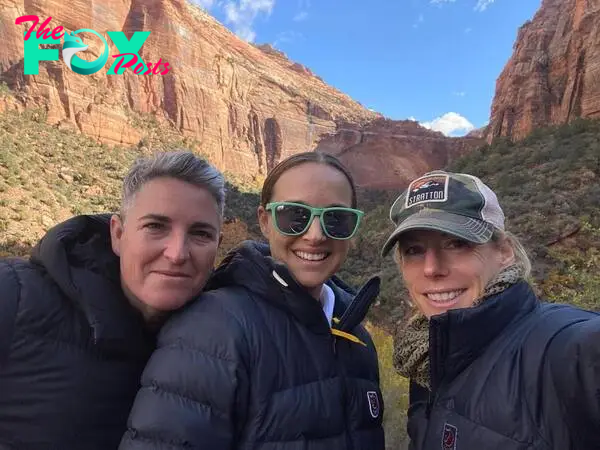 Natalie Portman in a selfie with friends. 