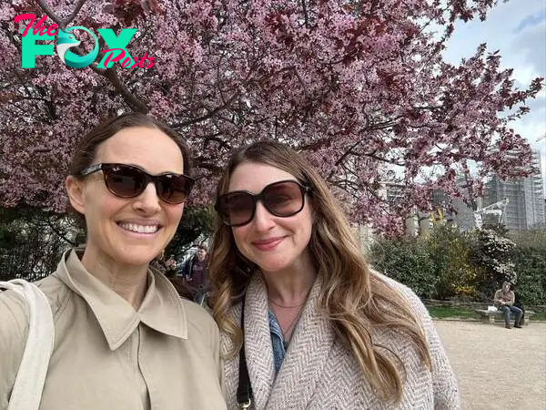 Natalie Portman in a selfie with friends. 