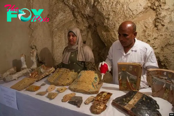 Egyptian excavation workers restore funeral furniture found in a newly discovered tomb, Kampp 161, in the Draa Abul Naga necropolis on Luxor’s West Bank, Egypt, Dec. 9, 2017. (H. Elrasam/VOA)