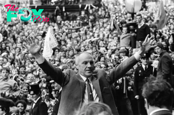 Liverpool manager Bill Shankly pictured on his side's homecoming to the city of Liverpool following their FA Cup Final defeat by Arsenal at Wembley. Thousands of people lined the streets to welcome their heroes back from London. 9th May 1971. (Trinity Mirror / Mirrorpix / Alamy Stock Photo)