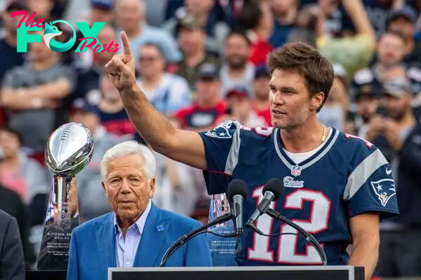 Former New England Patriots quarterback Tom Brady (R)