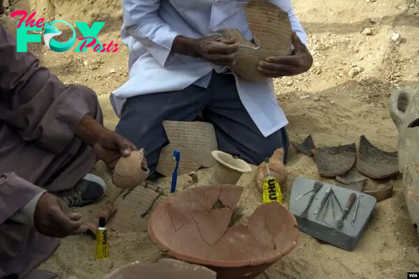 Egyptian excavation workers restore clay vessels with different shapes near a newly discovered tomb in the Draa Abul Naga necropolis on Luxor’s west bank, Egypt, Dec. 9, 2017. (H. Elrasam/VOA)