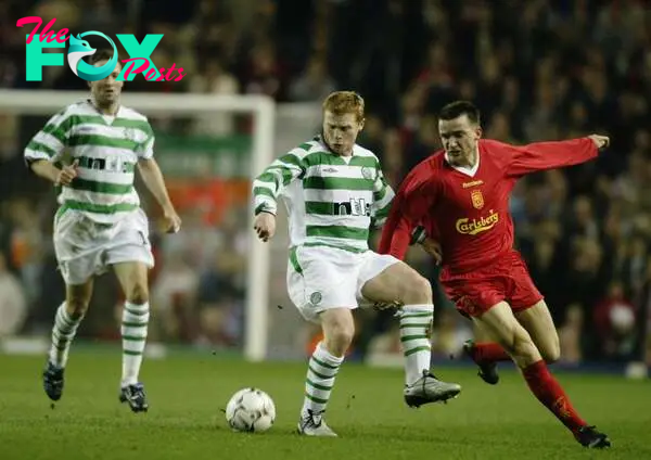 Neil Lennon of Celtic shields the ball from Vladimir Smicer of Liverpool during the UEFA Cup Quarter-Final second leg match held on March 20, 2003 ...