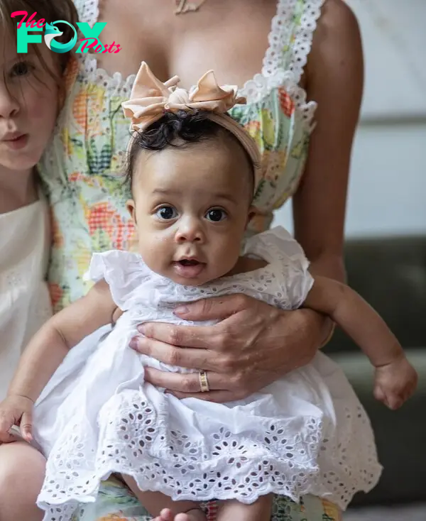 Alyssa Scott and daughters