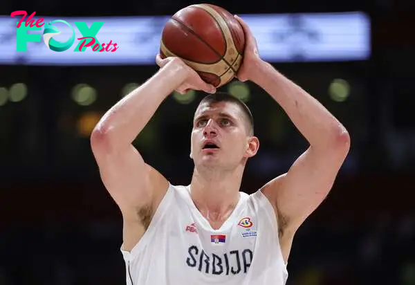 En 2014, Nikola Jokic fue elegido, muy atrás en la segunda ronda (número 41), en el draft de la NBA mientras la retransmisión de la televisión estadounidense emitía un anuncio de Taco Bell. Ocho años después (dio el salto uno después, en 2015) es doble MVP de la NBA (2021 y 2022), all star las cuatro últimas temporadas y, para muchos, el mejor pívot pasador de la historia, un 2,11 al que comparan con Larry Bird y con la visión de juego de los mejores bases. La pasada temporada, con Denver Nuggets, promedió 27,1 puntos, 13,8 rebotes y 7,9 asistencias. Un talento único, un mago nacido en Sombor que quiere devolver la gloria a una Serbia de máximo nivel: Milutinov, Kalinic y Micic, MVP de las dos últimas Final Four de la Euroliga.