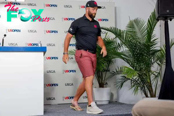 Pinehurst (United States), 11/06/2024.- Jon Rahm of Spain walks with a sandal on his injured left foot during a press conference before the 2024 US Open golf tournament at Pinehurst No. 2 course in Pinehurst, North Carolina, USA, 11 June 2024. (España) EFE/EPA/ERIK S. LESSER
