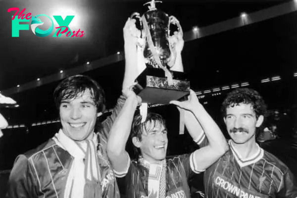 EPX8FG Milk Cup Final replay at Maine Road, Manchester. 28th March 1984. Liverpool 1 v Everton 0. Liverpool trio Alan Hansen, Kenny Dalglish and Graeme Souness hold aloft the trophy after the match. (Trinity Mirror / Mirrorpix / Alamy Stock Photo)