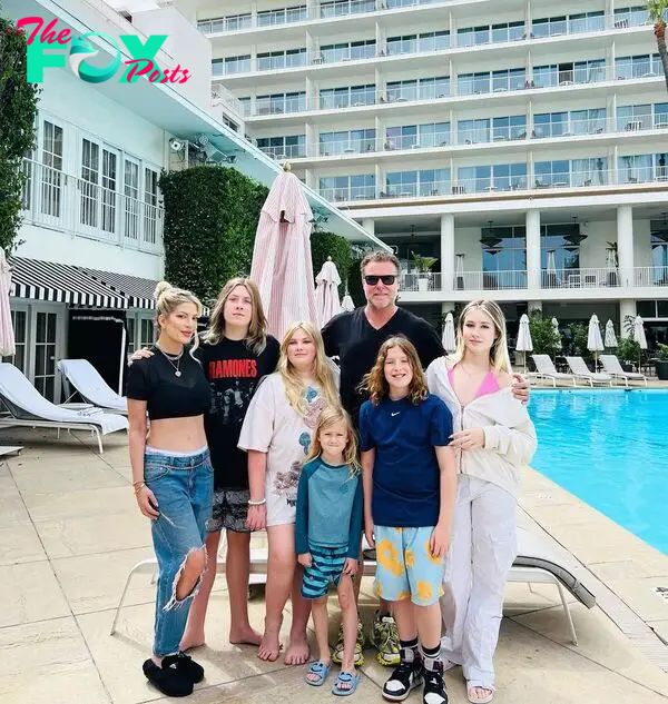 Tori Spelling and Dean McDermott posing with their five kids