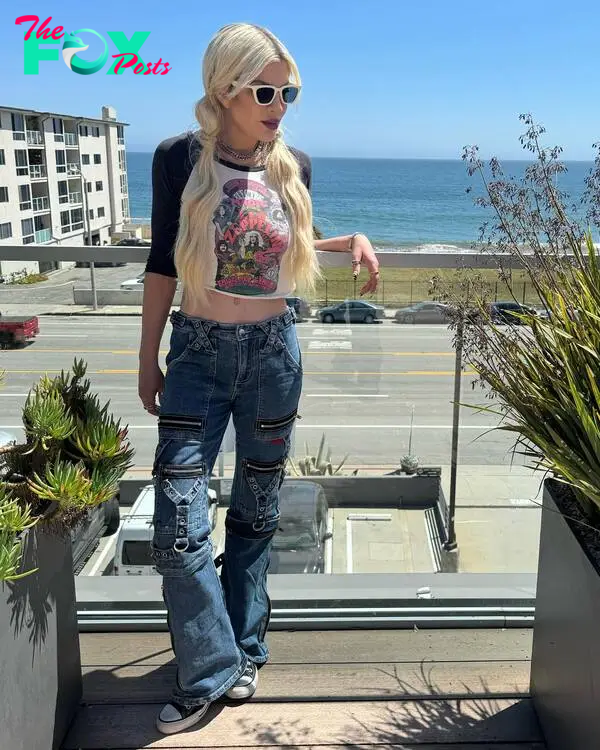 Tori Spelling posing