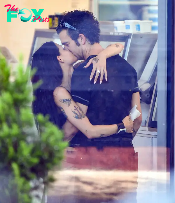 Gabriette Bechtel and Matty Healy kissing.