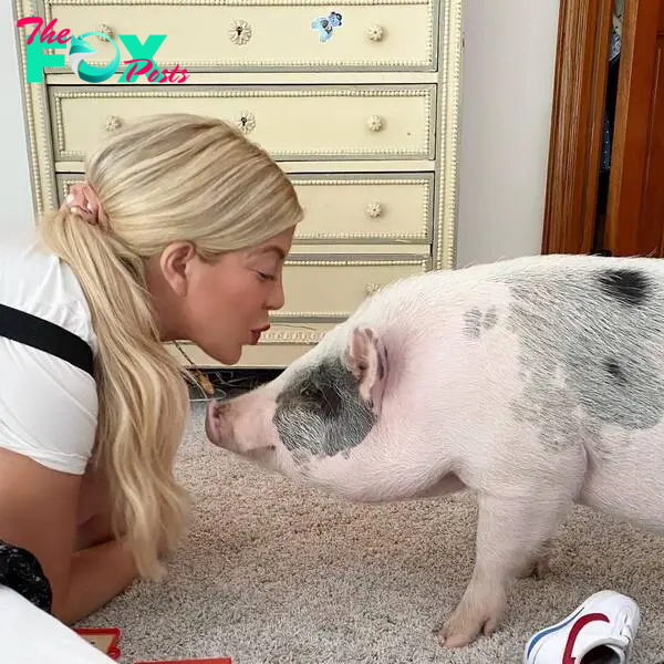 Tori Spelling kissing her pig