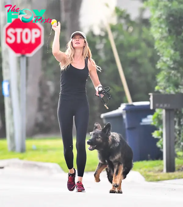  Gisele Bündchen walking her dog