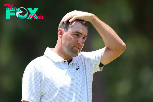 While Rory McIlroy is in contention at the top of the leaderboard, Scottie Scheffler found himself in an unusual position at Pinehurst No. 2 on Friday.