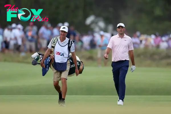 PINEHURST, NORTH CAROLINA - JUNE 13: Scottie Scheffler of the United States and his caddie, Ted Scott, walk the tenth fairway during the first round of the 124th U.S. Open at Pinehurst Resort on June 13, 2024 in Pinehurst, North Carolina.   Sean M. Haffey/Getty Images/AFP (Photo by Sean M. Haffey / GETTY IMAGES NORTH AMERICA / Getty Images via AFP)