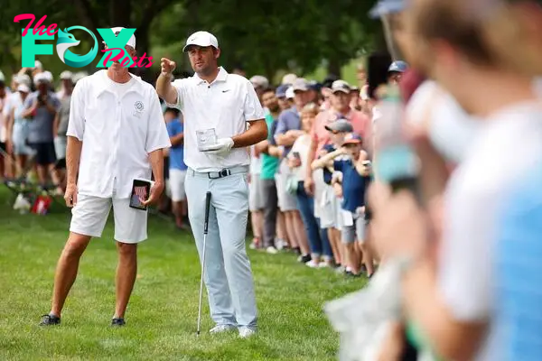 DUBLIN, OHIO - JUNE 08: Scottie Scheffler of the United States and caddie Ted Scott line up a shot on the first hole during the third round of the Memorial Tournament presented by Workday at Muirfield Village Golf Club on June 08, 2024 in Dublin, Ohio.   Michael Reaves/Getty Images/AFP (Photo by Michael Reaves / GETTY IMAGES NORTH AMERICA / Getty Images via AFP)