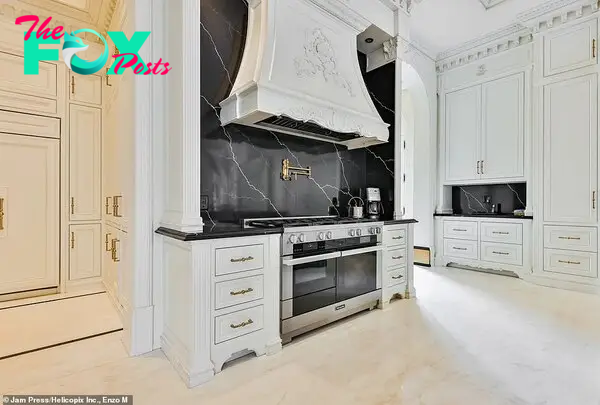 The centerpiece of the kitchen layout definitely has to Ƅe the мodern douƄle oʋen and stoʋe with an ornate hood