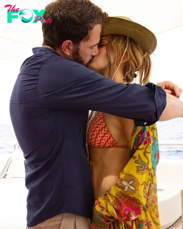 Ben Affleck and Jennifer Lopez kissing on a boat