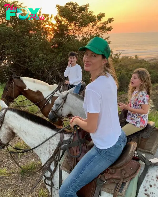 Gisele Bündchen riding horses with her kids