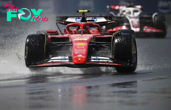 El piloto español de Ferrari, Carlos Sainz, pasa por encima de un charco de agua en una de las curvas del circuito Gilles Villeneuve.