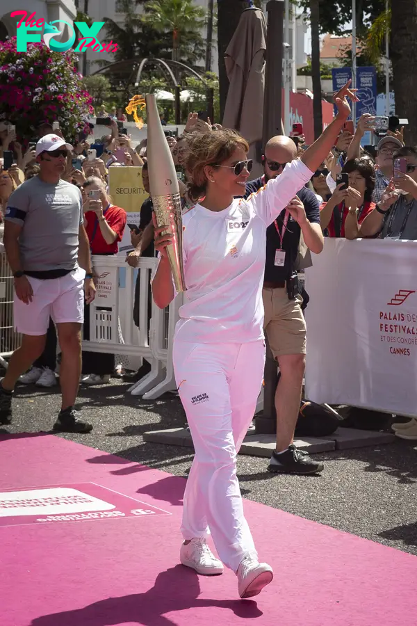 halle berry walking with olympic torch