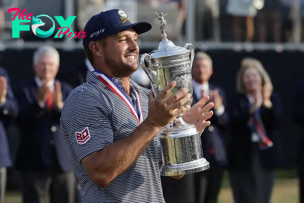 Pinehurst (United States), 17/06/2024.- Bryson DeChambeau of the US holds up his 2024 US Open Championship trophy after winning the golf tournament at Pinehurst No. 2 course in Pinehurst, North Carolina, USA, 16 June 2024. EFE/EPA/ERIK S. LESSER
