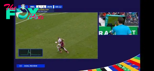 Imagen televisiva del momento exacto en el que Openda rozó el balón con la mano.