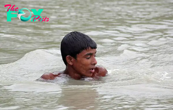 bangladeshi-boy-saves-drowning-baby-deer-4