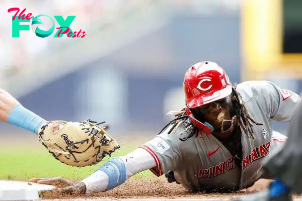 MILWAUKEE, WISCONSIN - JUNE 16: Elly De La Cruz #44 of the Cincinnati Reds. slides safely back to first base in the third inning against the Milwaukee Brewers at American Family Field on June 16, 2024 in Milwaukee, Wisconsin.   John Fisher/Getty Images/AFP (Photo by John Fisher / GETTY IMAGES NORTH AMERICA / Getty Images via AFP)