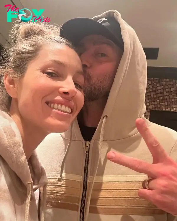 A selfie of Justin Timberlake kissing Jessica Biel