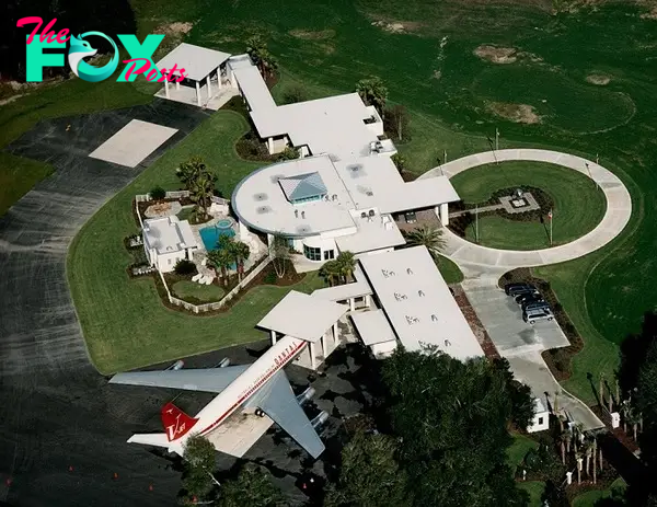 John Traʋolta's House Is A Functional Airport With 2 Runways For His Priʋate Planes