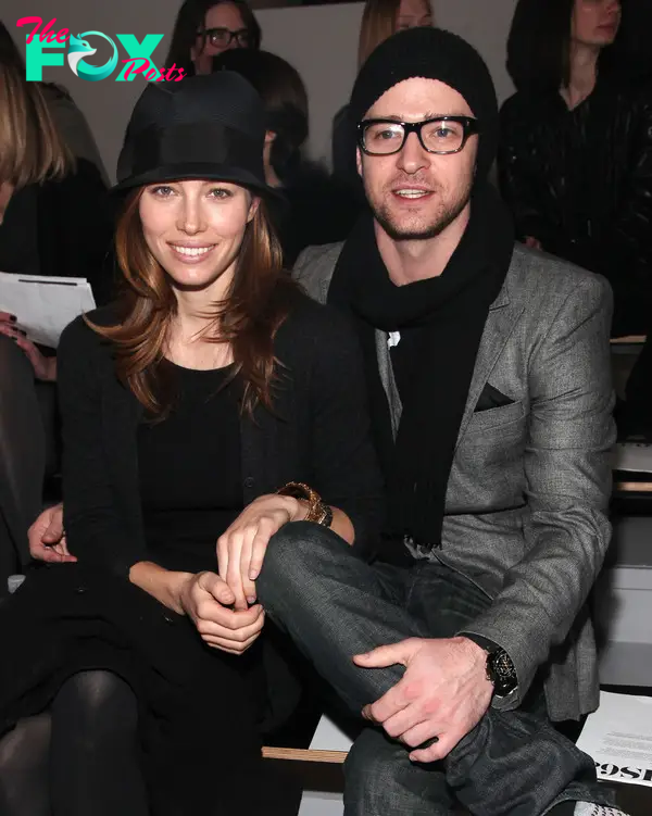 Jessica Biel and Justin Timberlake sitting together 