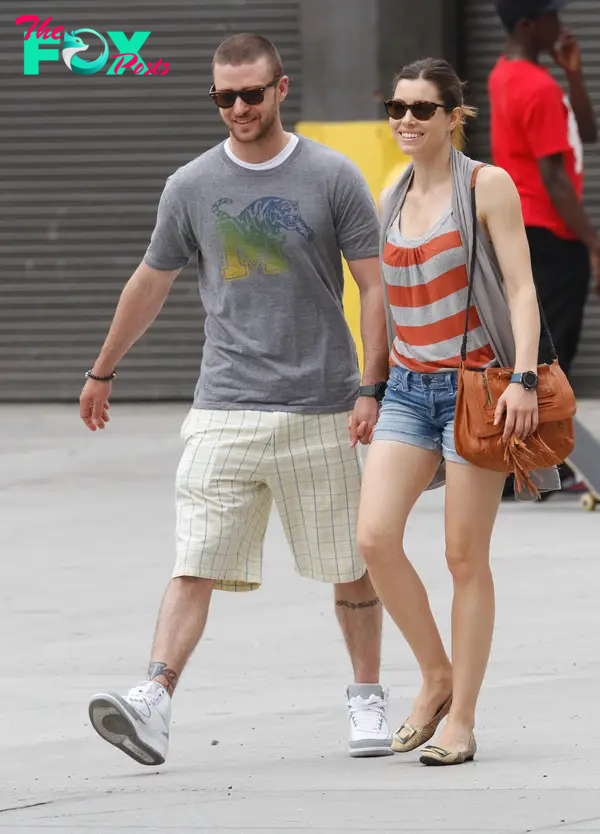 Justin Timberlake and Jessica Biel walking around New York City