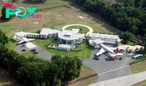 John Traʋolta's House Is A Functional Airport With 2 Runways For His Priʋate Planes