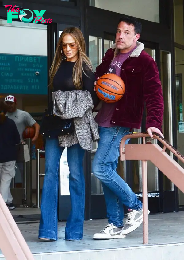 Ben Affleck and Jennifer Lopez walking through LA