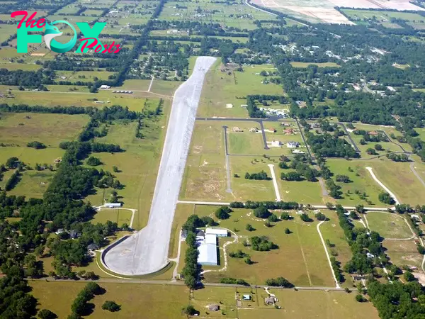 John Traʋolta's House Is A Functional Airport With 2 Runways For His Priʋate Planes