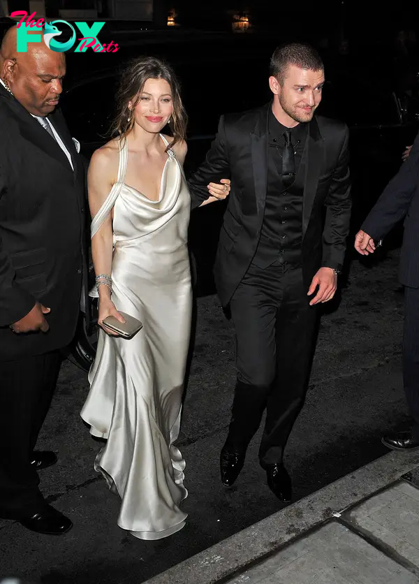 Jessica Biel and Justin Timberlake walking together