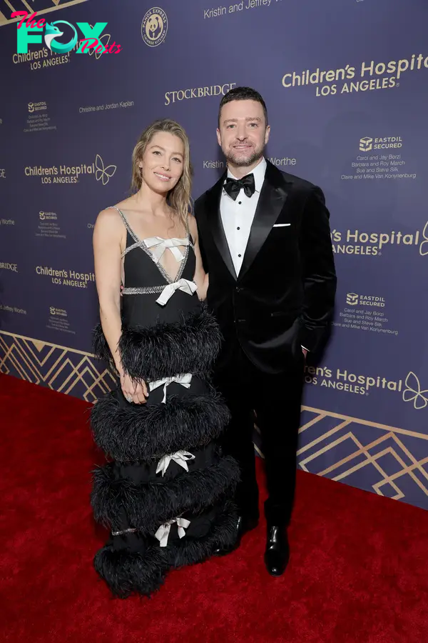 Jessica Biel and Justin Timberlake posing together