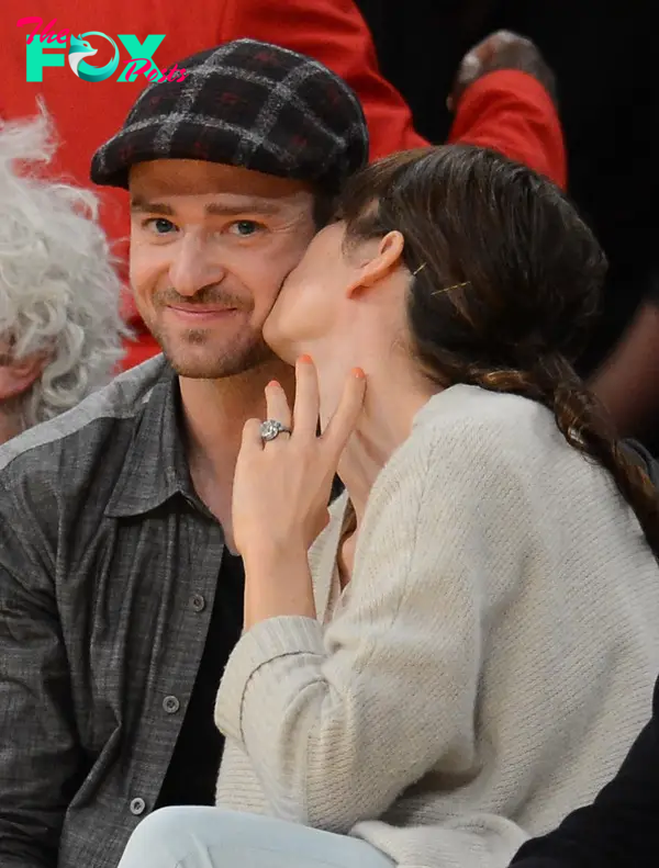 Justin Timberlake and Jessica Biel sitting at a basketball game