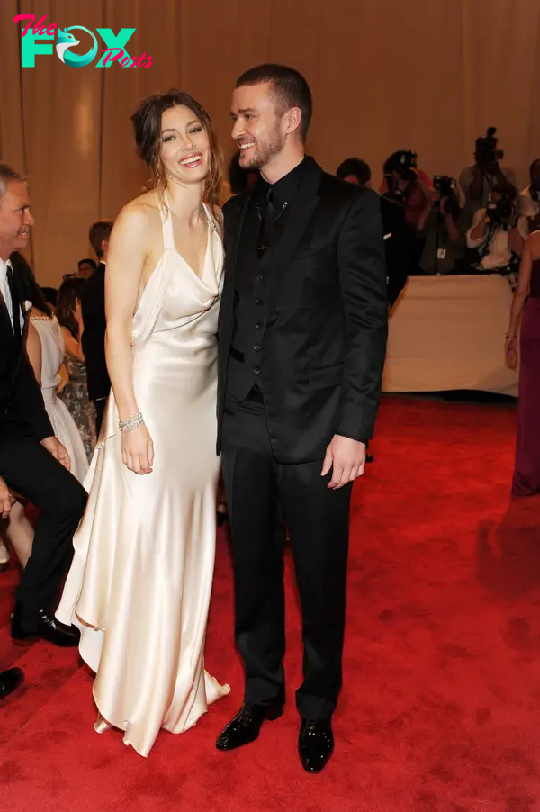 Jessica Biel and Justin Timberlake posing on a red carpet