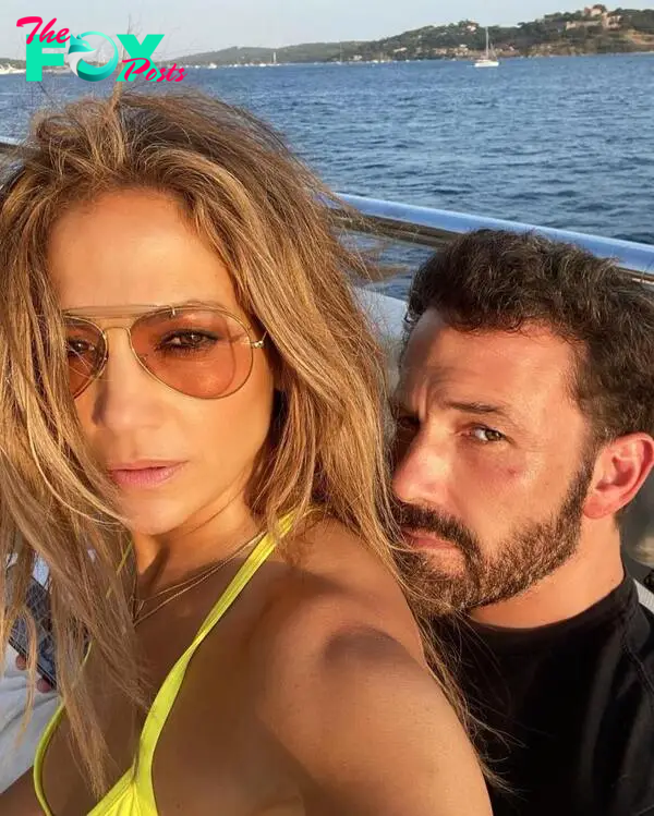 Jennifer Lopez and Ben Affleck on a boat