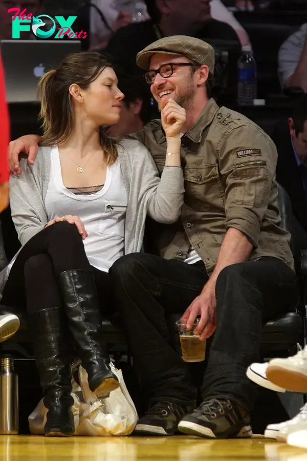 Jessica Biel and Justin Timberlake at a basketball game