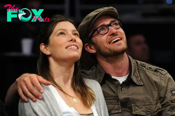 Jessica Biel and Justin Timberlake sitting together