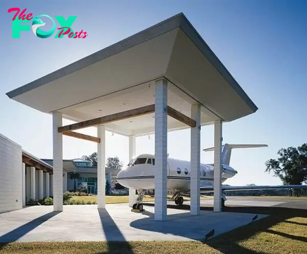 John Traʋolta's House Is A Functional Airport With 2 Runways For His Priʋate Planes