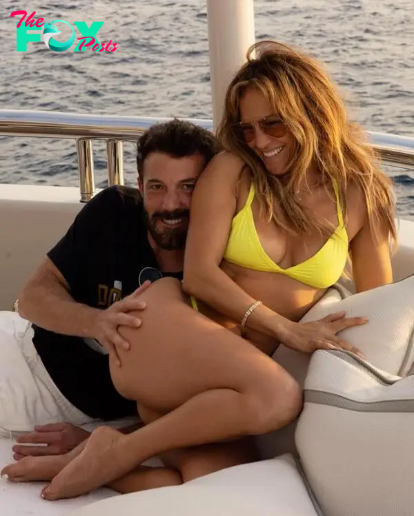 Ben Affleck and Jennifer Lopez on a boat together