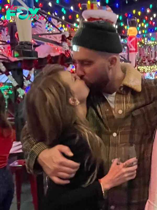 Travis Kelce and Taylor Swift kissing. 