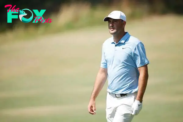 PINEHURST, NORTH CAROLINA - JUNE 15: Scottie Scheffler of the United States walks on the fourth hole during the third round of the 124th U.S. Open at Pinehurst Resort on June 15, 2024 in Pinehurst, North Carolina.   Cliff Hawkins/Getty Images/AFP (Photo by Cliff Hawkins / GETTY IMAGES NORTH AMERICA / Getty Images via AFP)