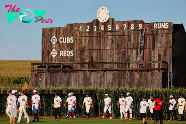 DYERSVILLE, IOWA - AUGUST 11: Players take the field before the game between the Chicago Cubs and the Cincinnati Reds at Field of Dreams on August 11, 2022 in Dyersville, Iowa.   Michael Reaves/Getty Images/AFP
== FOR NEWSPAPERS, INTERNET, TELCOS & TELEVISION USE ONLY ==