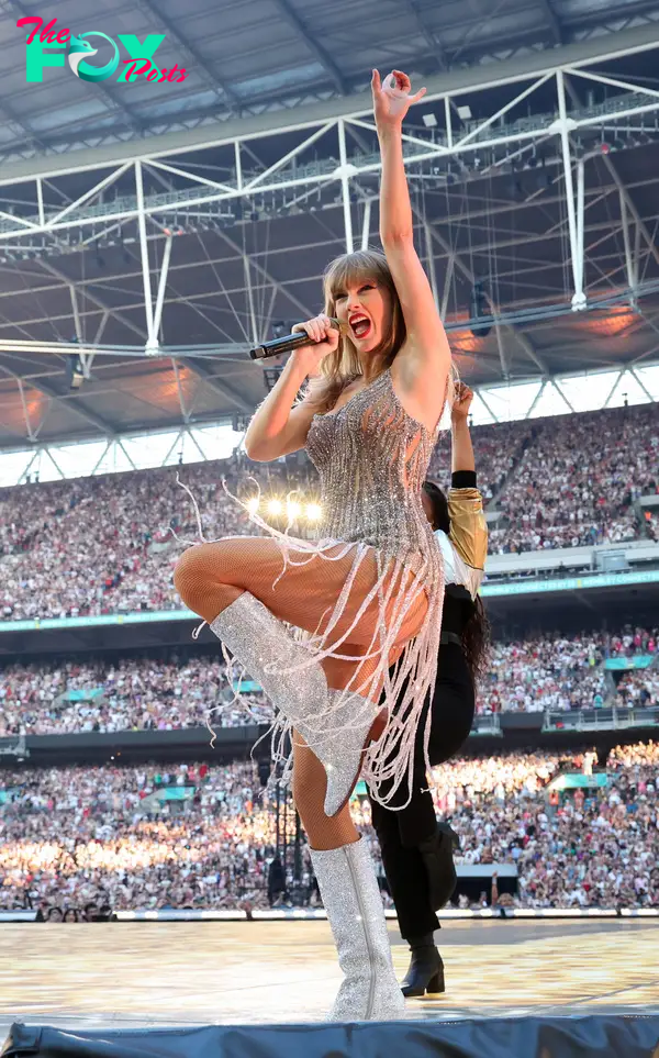 Taylor Swift performing.